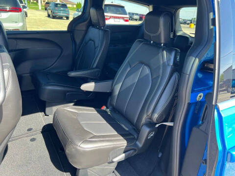 2027 Chrysler Pacifica Select
