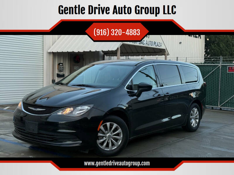 2017 Chrysler Pacifica Touring's photo