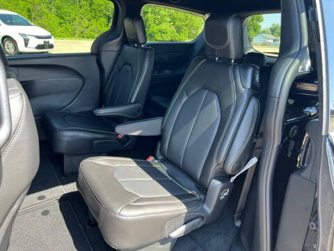 2027 Chrysler Pacifica Select
