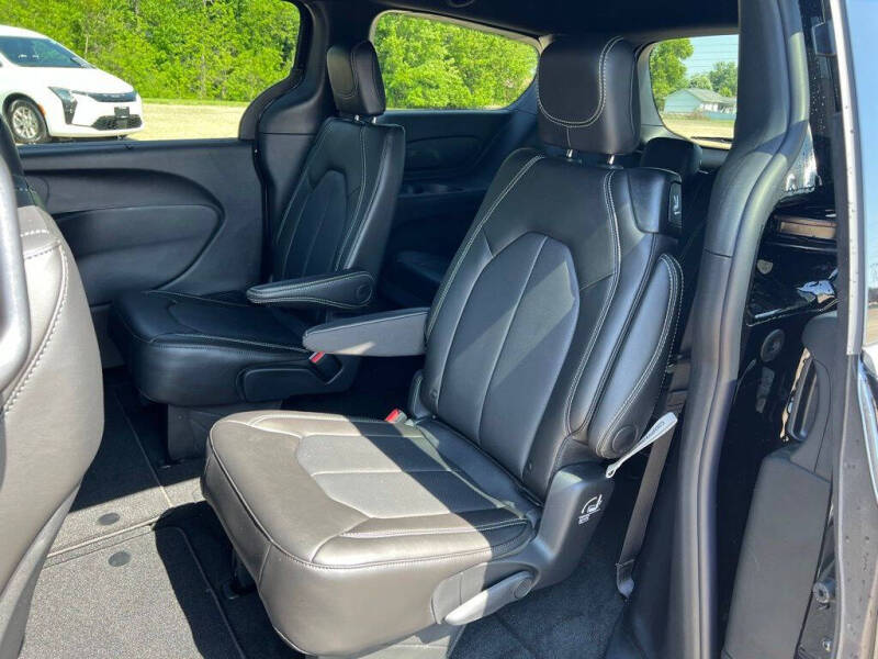 2027 Chrysler Pacifica Select