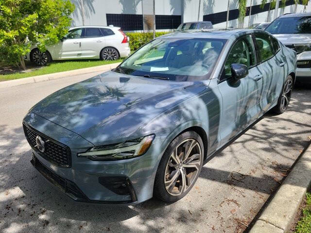 2024 Volvo S60 B5 Plus Dark Theme