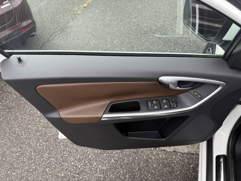 2016 Volvo XC60 T5 Drive-E Platinum