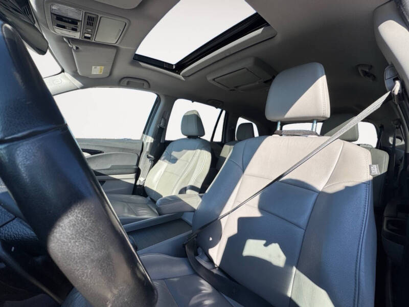 2019 Honda Pilot Touring w/Rear Captain's Chairs