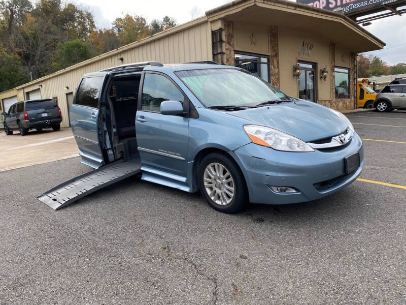 Toyota Sienna's photo