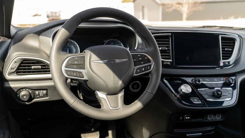 2025 Chrysler Pacifica Select