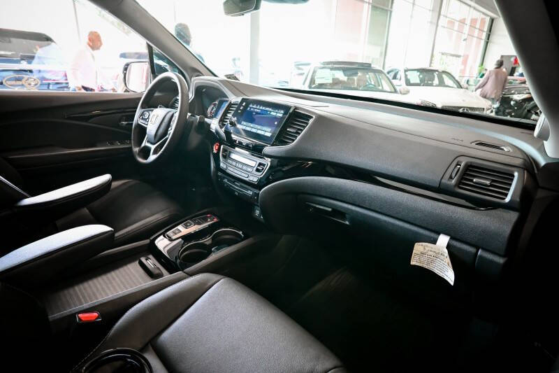 2022 Honda Pilot Touring w/Rear Captain's Chairs