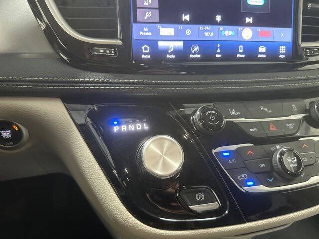 2024 Chrysler Pacifica Plug-In Hybrid Select