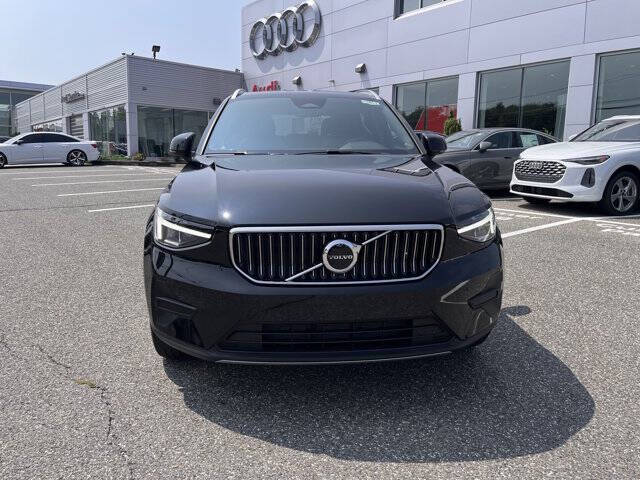 2025 Volvo XC40 B5 Core Bright Theme