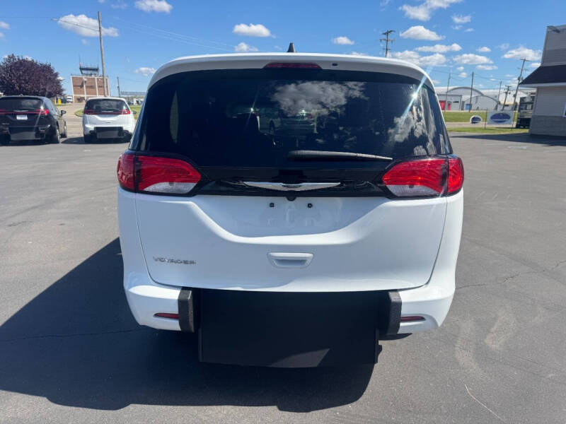 2023 Chrysler Voyager LX