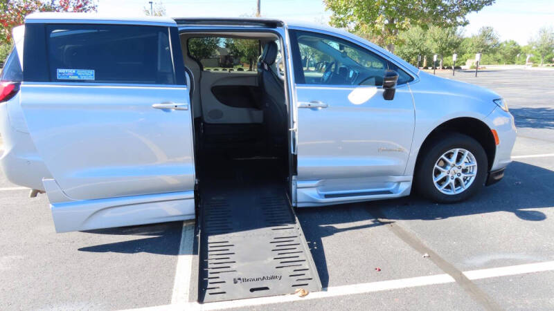 2024 Chrysler Pacifica Touring L