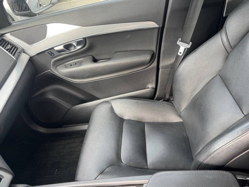 2016 Volvo XC90 T6 Momentum