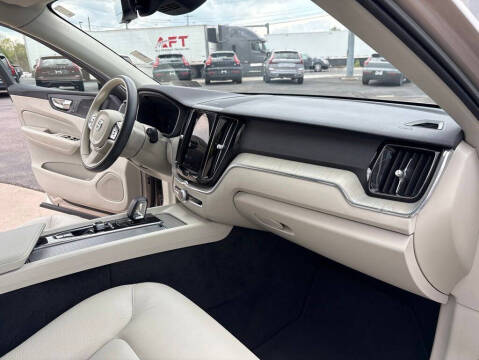 2023 Volvo XC60 B5 Plus Dark Theme