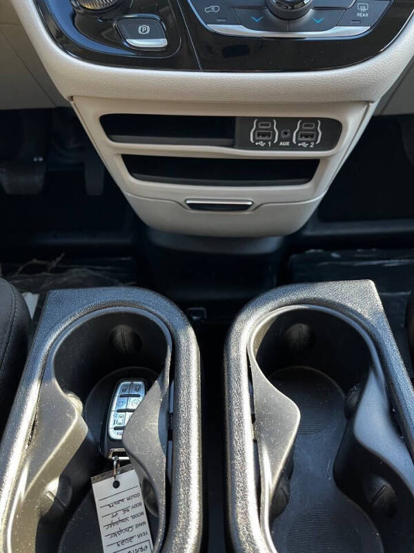 2023 Chrysler Voyager LX