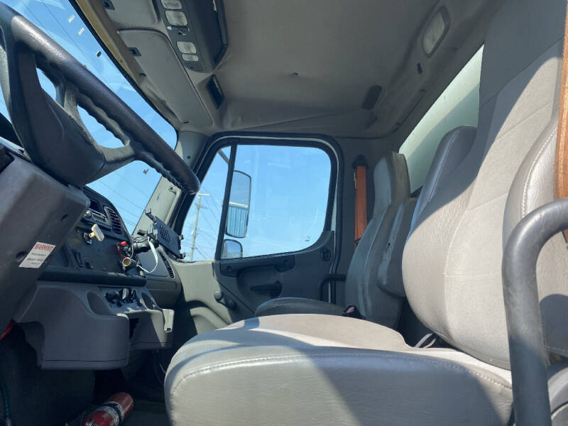 2006 Freightliner M2 106