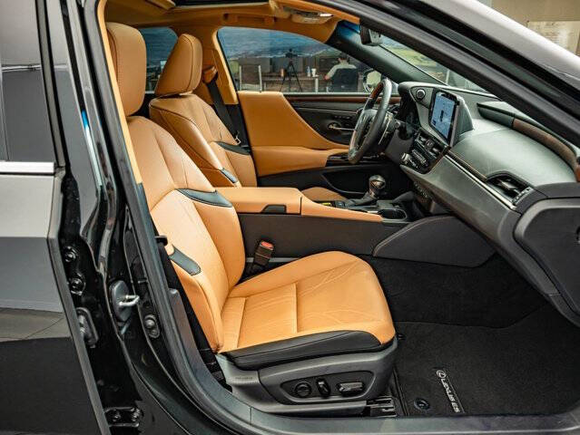2025 Lexus ES 300h Luxury