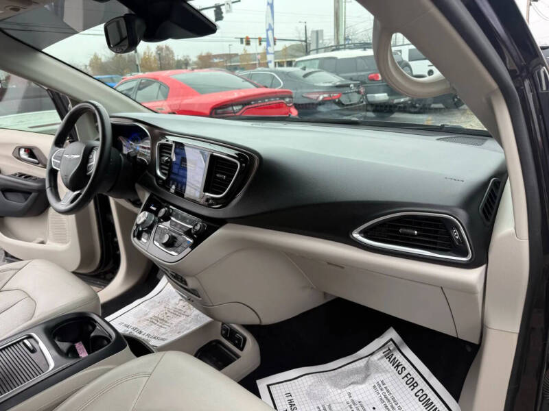 2017 Chrysler Pacifica Touring-L Plus