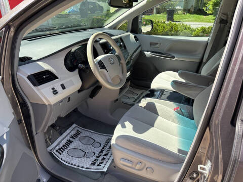 2014 Toyota Sienna LE 7-Passenger