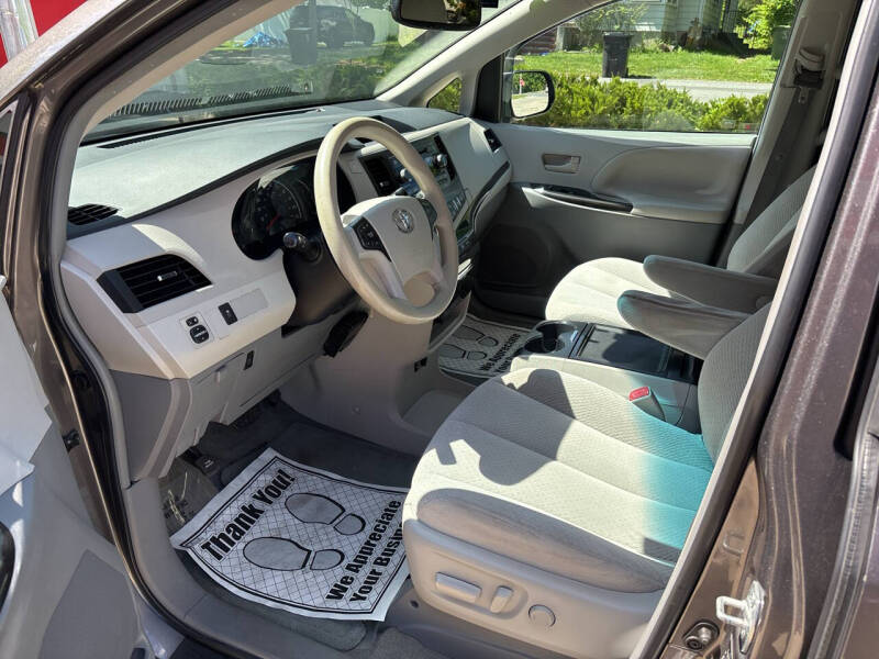 2014 Toyota Sienna LE 7-Passenger