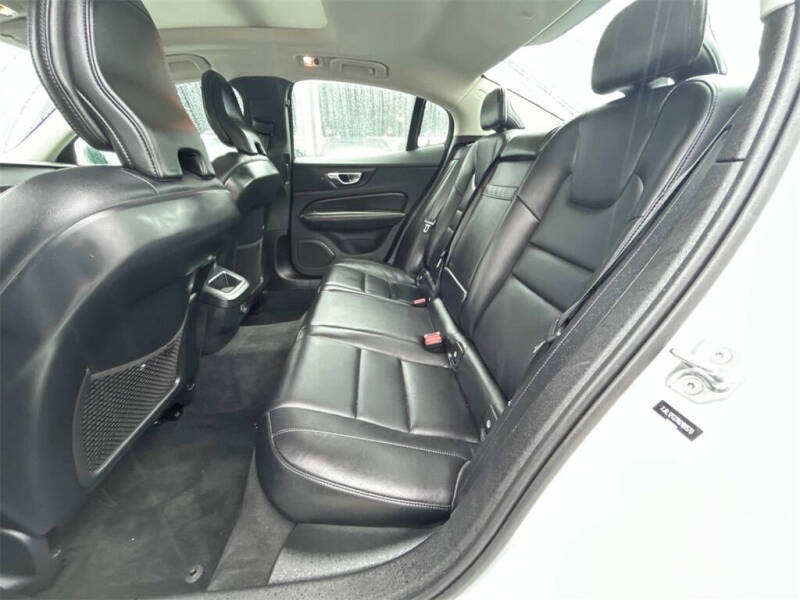 2022 Volvo S60 B5 Momentum