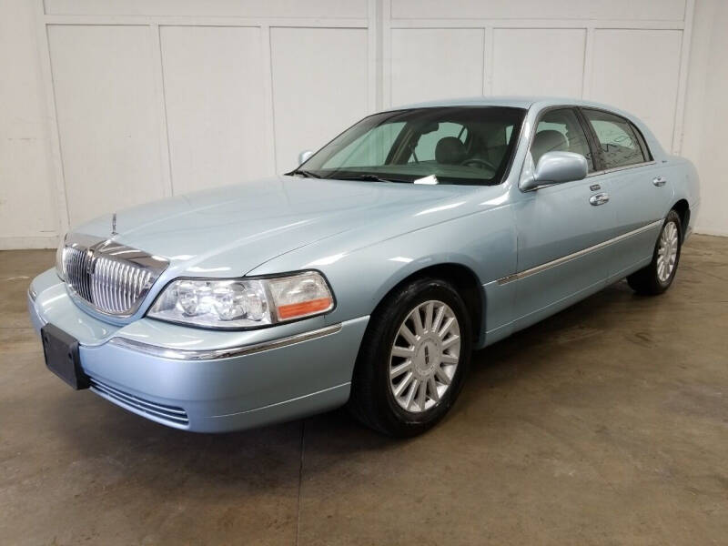 2005 Lincoln Town Car for sale at PINGREE AUTO SALES INC in Crystal Lake IL