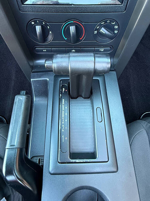 2006 Ford Mustang V6 Deluxe