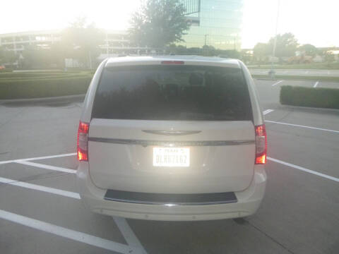 2013 Chrysler Town and Country Touring-L