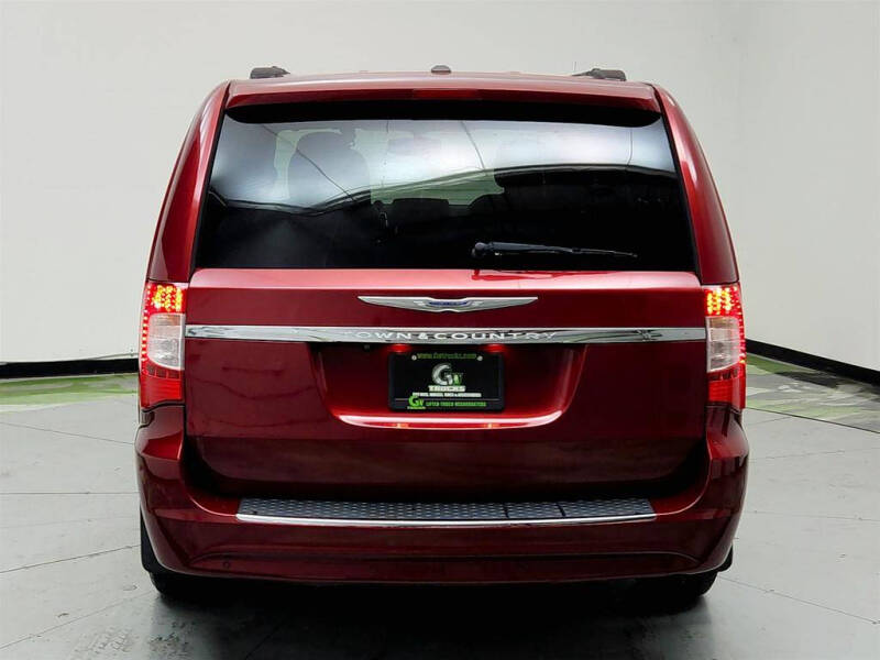 2013 Chrysler Town and Country Touring-L