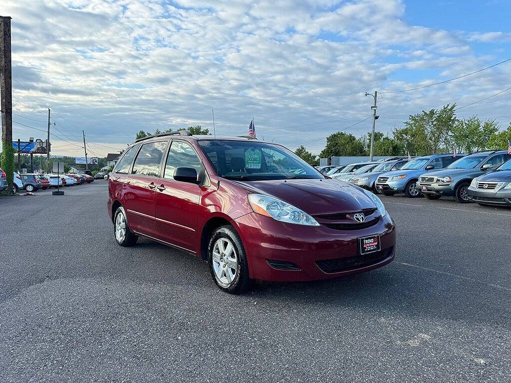 2007 Toyota Sienna for sale at We Buy & Sell Cars Inc in Orlando, FL