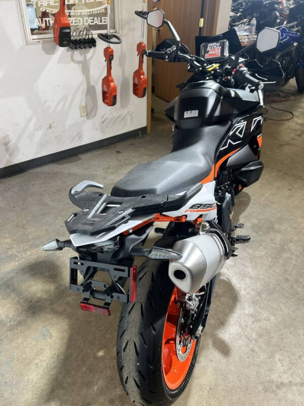 2024 KTM 890 SMT