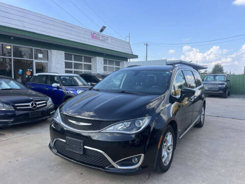 2017 Chrysler Pacifica Touring-L Plus