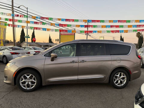 2017 Chrysler Pacifica Touring-L Plus