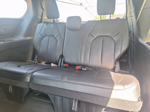 2027 Chrysler Pacifica Select