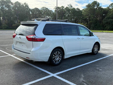 2018 Toyota Sienna XLE 7-Passenger Auto Access Seat