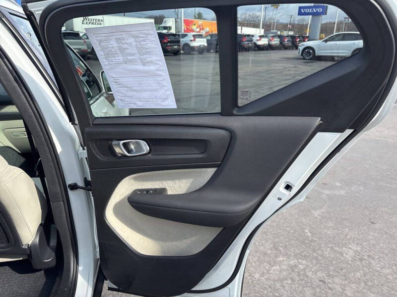 2023 Volvo XC40 B5 Plus Bright Theme