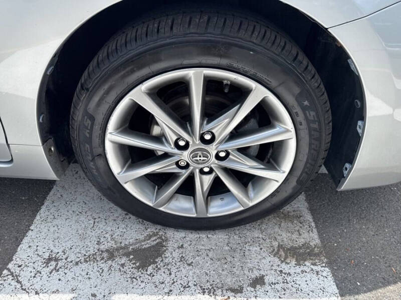 2015 Toyota Prius v Five