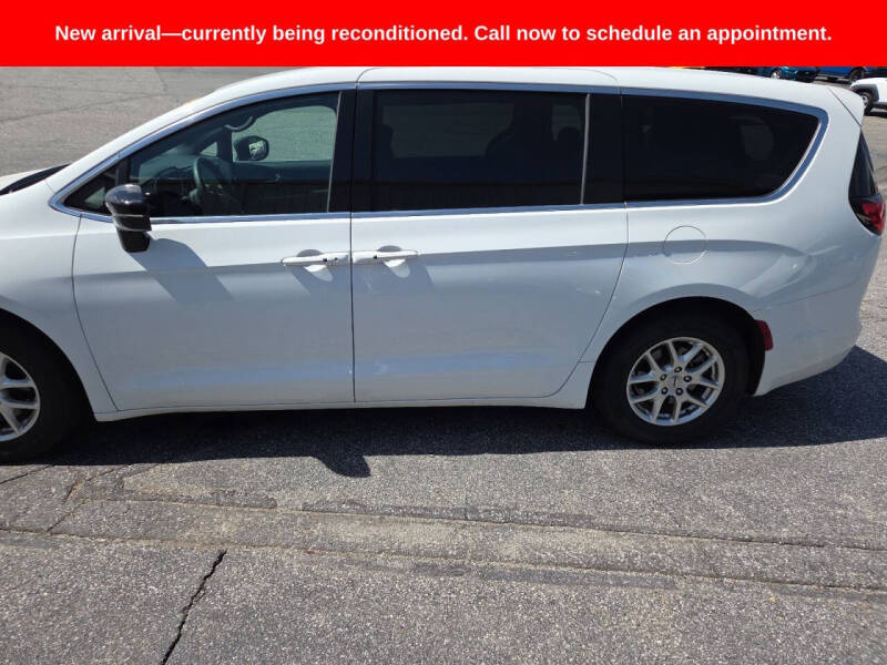 2025 Chrysler Pacifica Select
