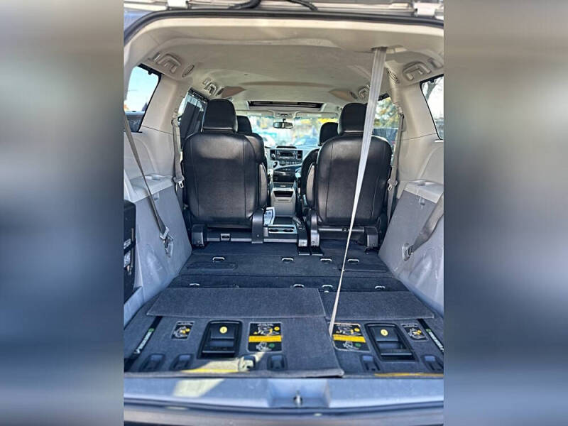 2013 Toyota Sienna SE 8-Passenger