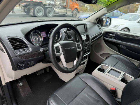 2016 Chrysler Town and Country Touring-L