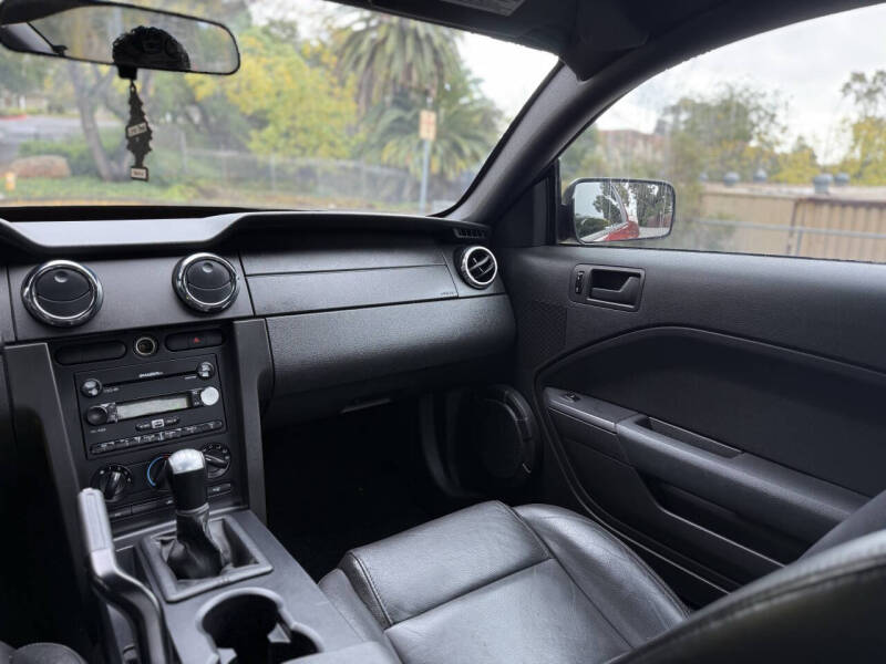 2005 Ford Mustang V6 Deluxe