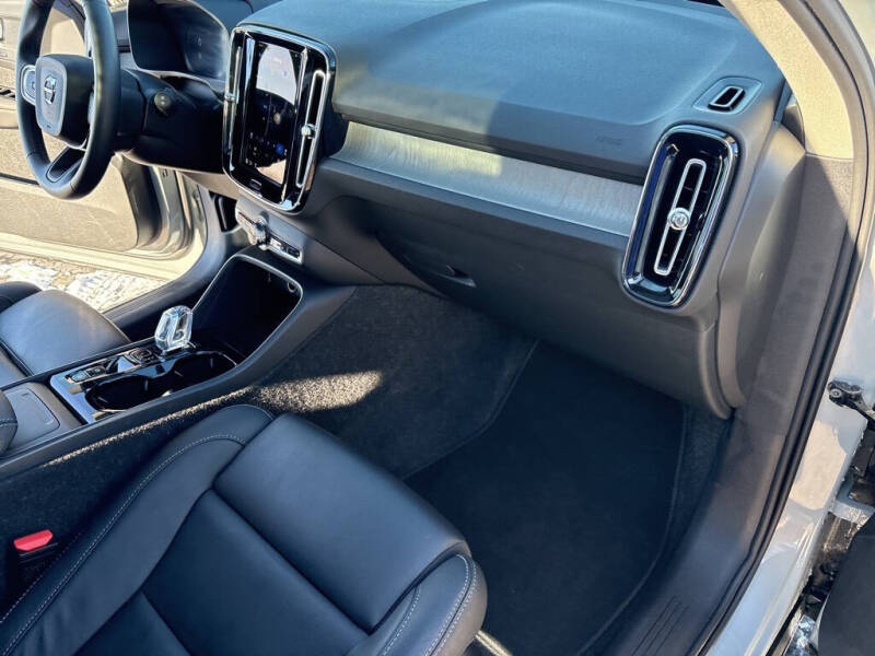 2025 Volvo XC40 B5 Plus Bright Theme