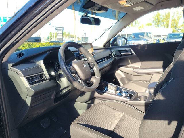 2024 Mitsubishi Outlander ES