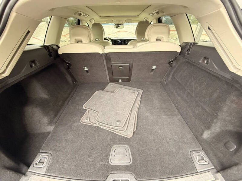 2022 Volvo XC60 B5 Momentum