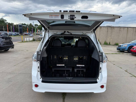 2017 Toyota Sienna SE Premium 8-Passenger