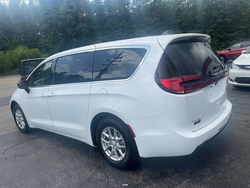 2026 Chrysler Pacifica Select