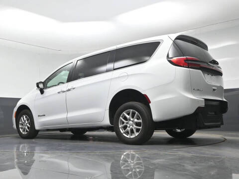 2025 Chrysler Pacifica Select