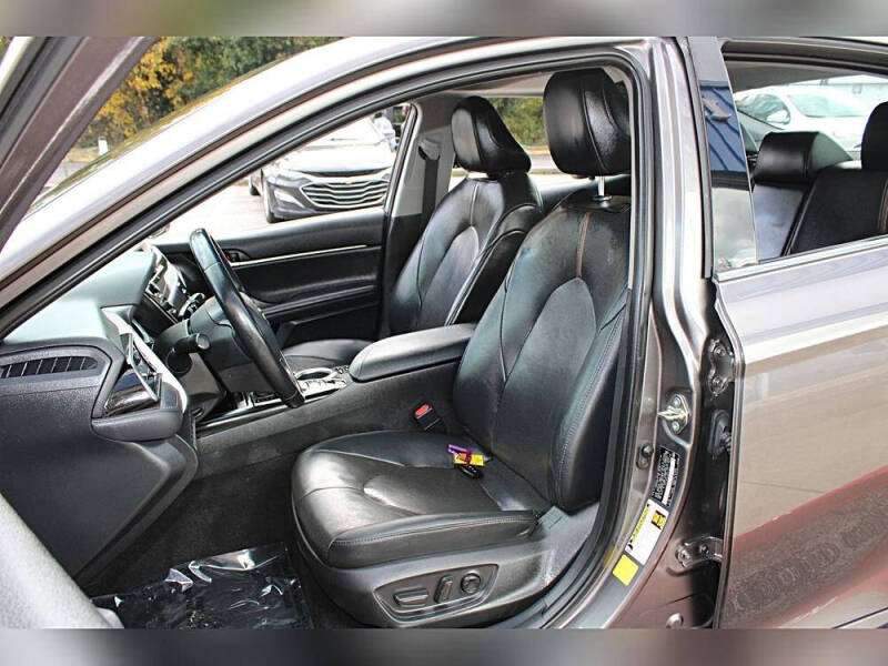 2020 Toyota Camry Hybrid XLE