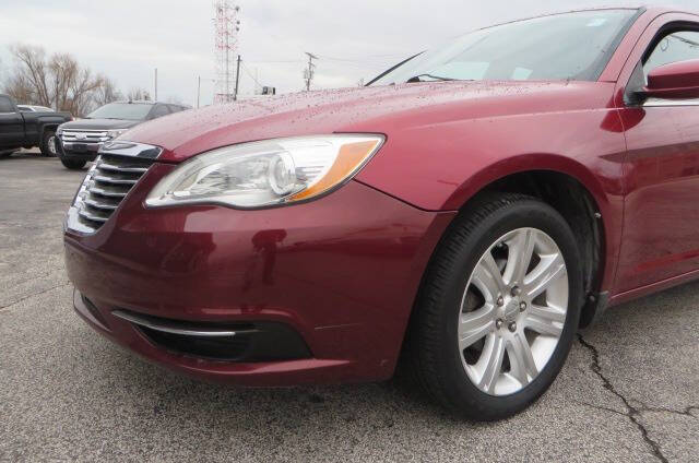 2013 Chrysler 200 Touring photo 32