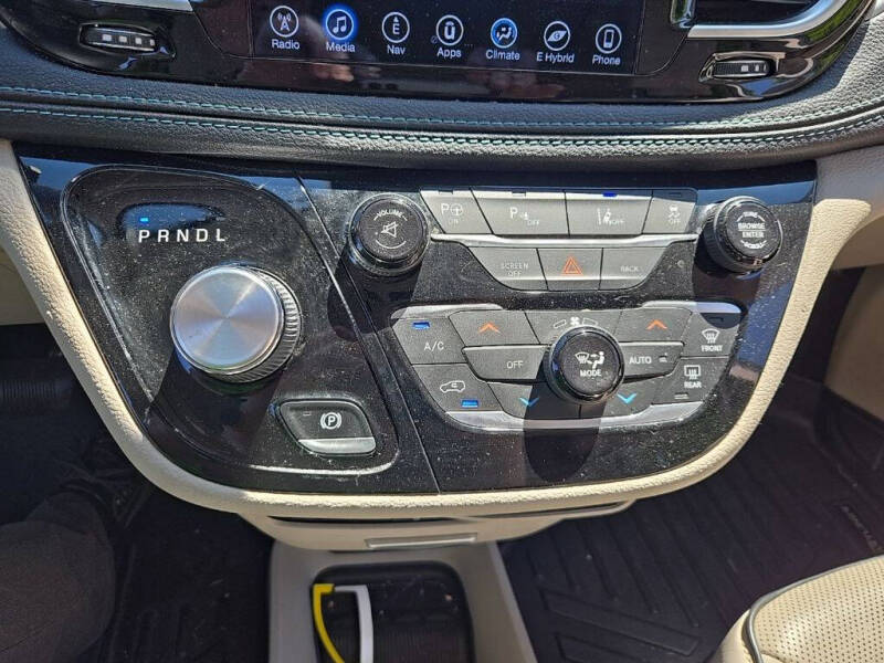2017 Chrysler Pacifica Hybrid Platinum