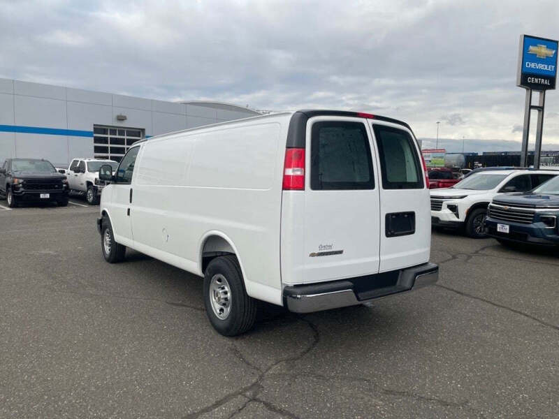 2025 Chevrolet Express 3500
