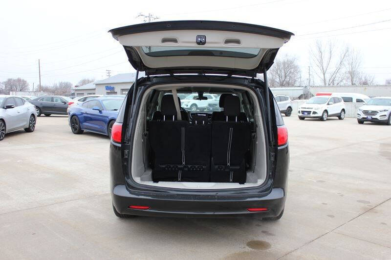2022 Chrysler Voyager LX